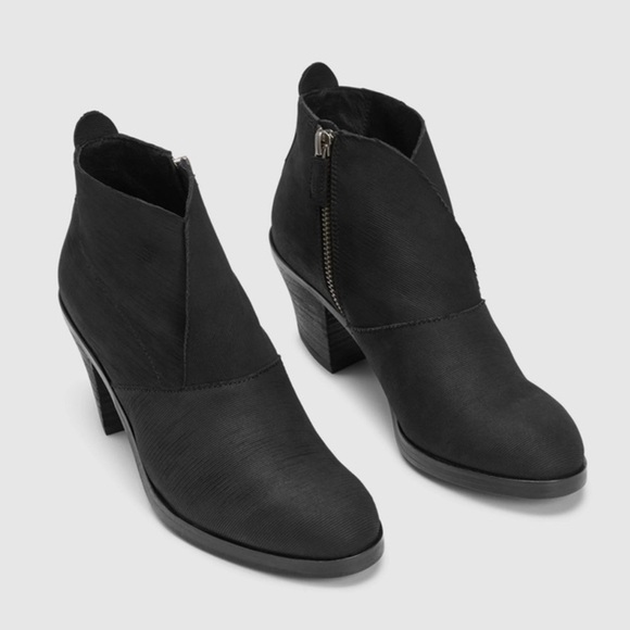 Eileen Fisher Black Murphy Intaglio Leather Bootie Heeled Boot Raw Hem Size 7 - Picture 1 of 11